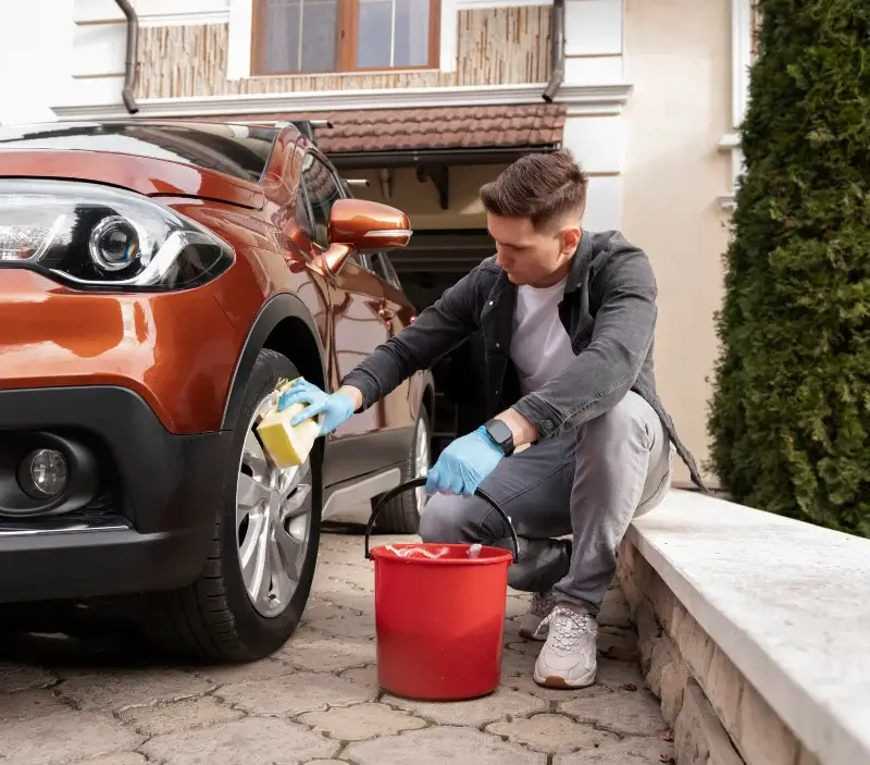 Lavage auto à domicile Les Cars : professionnel intervenant sur un véhicule